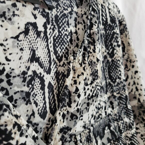 Apt. 9 Top Blouse Snakeskin Black White Gray V-neck 3/4 sleeve pockets Medium - Picture 8 of 11